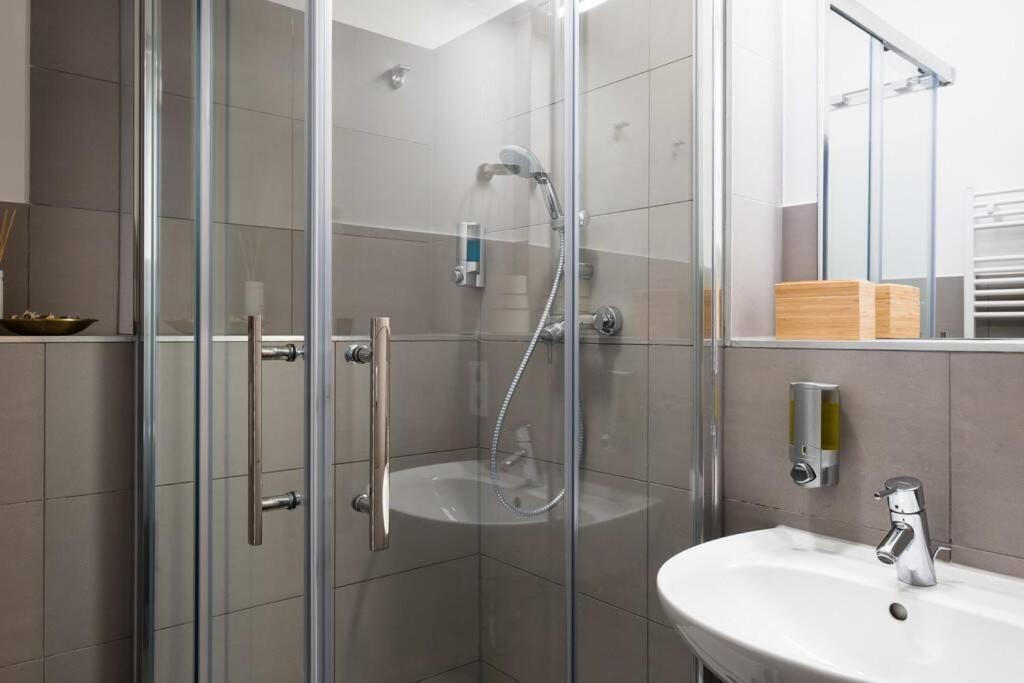 Sc 05 By Rockchair L Superhost Status L 2 Bedrooms Boxspringbeds Balcony Elevator - Cozy Family & Business Flair Welcomes You! Berlin