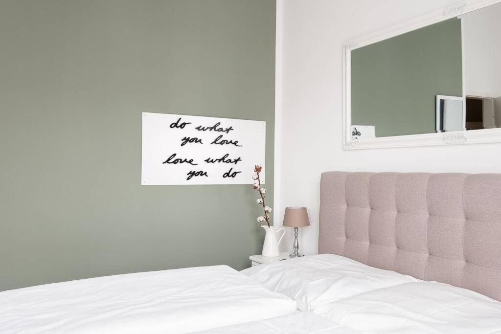 Sc 05 By Rockchair L Superhost Status L 2 Bedrooms Boxspringbeds Balcony Elevator - Cozy Family & Business Flair Welcomes You! Berlin